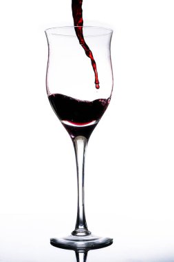 Kırmızı şarapla güzel bir bardak servis ediyorum. Beyaz arka plan, cam bardak. Zarif, zevkli, stil sahibi..