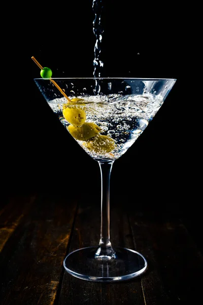 Vertical View Dry Martini Glass Olives Being Served Shot — Stock Photo, Image