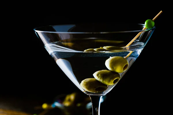Elegante Vaso Martini Seco Con Aceitunas Sobre Fondo Negro Orientación — Foto de Stock