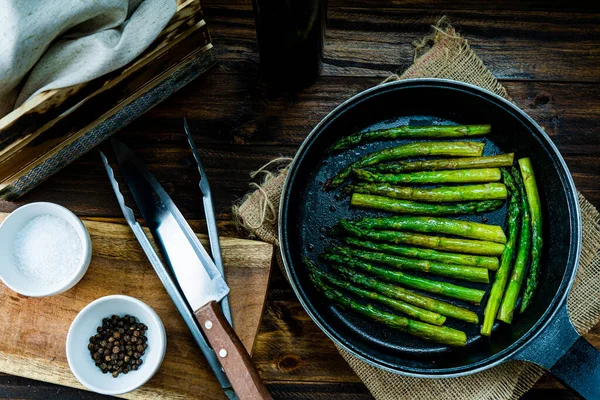 Delicioso Preparação Espargos Verdes Cozidos Manteiga Uma Panela Balcão Madeira — Fotografia de Stock