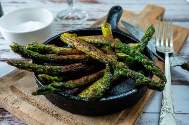 Kırsal bir masada tabakta nefis bir ızgara kuşkonmaz. Doğal, organik mutfak..