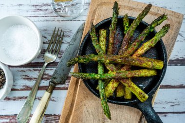 Kırsal bir masada tabakta nefis bir ızgara kuşkonmaz. Doğal, organik mutfak. Topla - aereal görünüm.