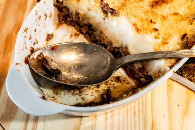 Geleneksel patates turtası ya da etli ve patatesli çoban turtası. Ev yapımı geleneksel pasta. yüksek görünüm.