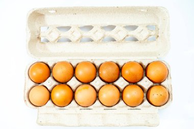 Kutularında bir düzine taze kahverengi yumurta var. Yemek konsepti. Genel Görünüm.
