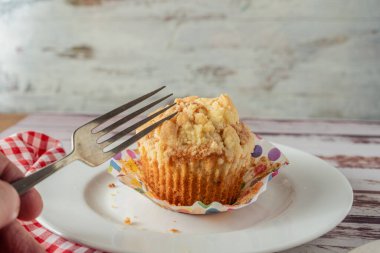 Kırsal bir masada beyaz bir tabakta dilimlenmiş yaban mersini ve böğürtlenli nefis ev yapımı kek veya kek. Ev yemeği, doğal yemek..