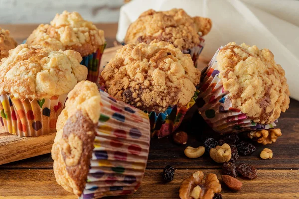 Muffins Vanille Aux Myrtilles Fraîchement Cuits Sur Une Planche Bois — Photo