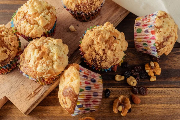 Délicieux Muffins Vanille Aux Myrtilles Fraîchement Cuits Sur Une Planche — Photo