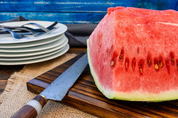 Pedazo Grande Una Deliciosa Sandía Roja Dulce Jugosa Una Tabla —  Fotos de Stock