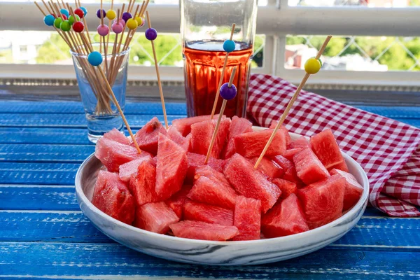 Hög Utsikt Över Små Ojämna Bitar Färsk Söt Vattenmelon Servering — Stockfoto