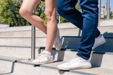 Tanımlanamayan bir Kafkasyalı ya da İspanyol bir çift beton merdivenlerden iniyor. Yatay yönelim.