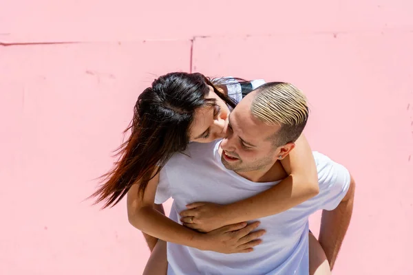 Jeune Couple Latin Heureux Par Une Journée Ensoleillée Concept Amour — Photo