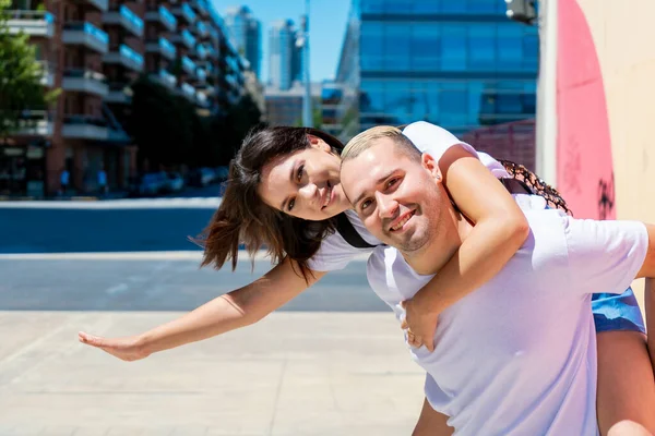 若いラテン系のカップルの愛と路上で幸せ 愛と幸福の概念 — ストック写真