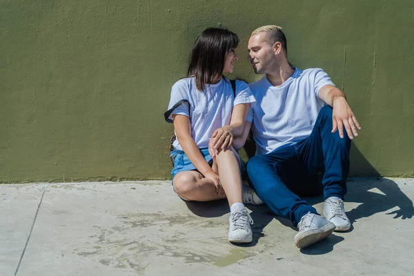 若いラテン系のカップルが床の外で話して座っている 幸福の概念 — ストック写真