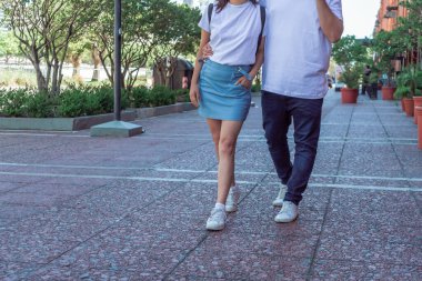 Sokakta yürüyen Latin bir çiftin portresi. Mutluluk kavramı, aşk.