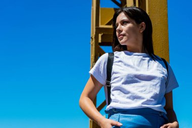 Gülümseyen genç bir Latin kadının yakın portresi. Kopyalama alanı.