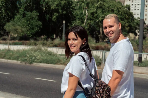 Porträt Eines Latino Paares Das Die Straße Hinuntergeht Konzept Von — Stockfoto