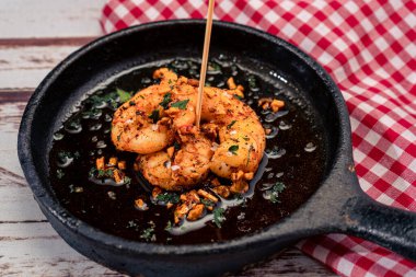 Geleneksel İspanyol yemeği, tipik Akdeniz tapaları. Sarımsaklı karides mi yoksa zeytinyağlı sarımsaklı karides mi? Geleneksel gıda konsepti. Yüksek görünüm.