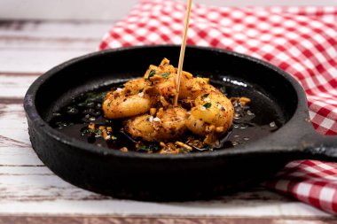 Geleneksel İspanyol yemeği, tipik Akdeniz tapaları. Sarımsaklı karides mi yoksa zeytinyağlı sarımsaklı karides mi? Geleneksel gıda konsepti. Normal görünüm.