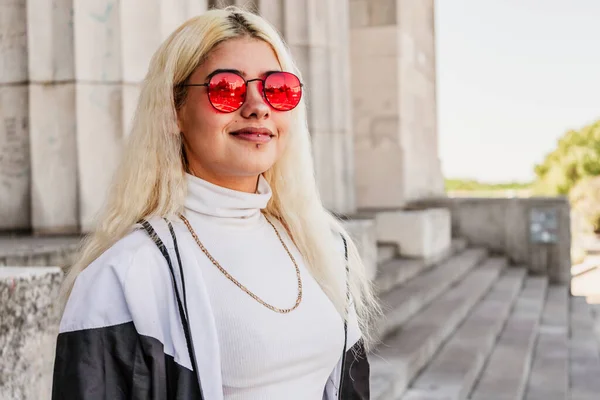 Moderna Sorridente Jovem Latina Com Óculos Vermelhos Uma Camiseta Branca — Fotografia de Stock