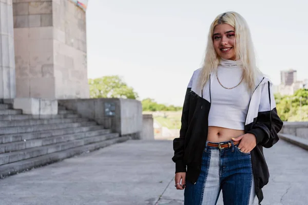 Moderna Sorridente Jovem Latina Com Uma Camiseta Branca Jeans Nas — Fotografia de Stock