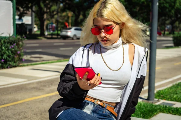 Mujer Latina Joven Revisando Los Mensajes Teléfono Inteligente Sentado Banco —  Fotos de Stock