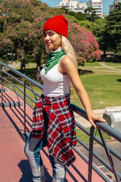 Schöne Junge Aktivistin Mit Grünem Schal Die Den Feministischen Kampf — Stockfoto