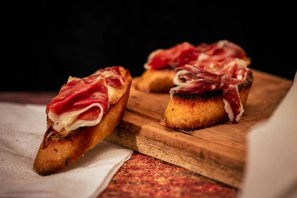 经典的西班牙塔帕或布拉斯克塔色拉火腿与费城奶酪在烤面包片 地中海食物概念 高收视率 — 图库照片