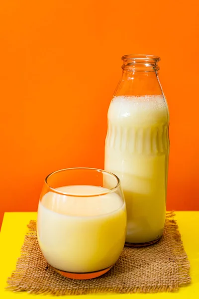 Glasflaska Och Stort Glas Med Mjölk Kvadrat Rustik Tyg Ett — Stockfoto