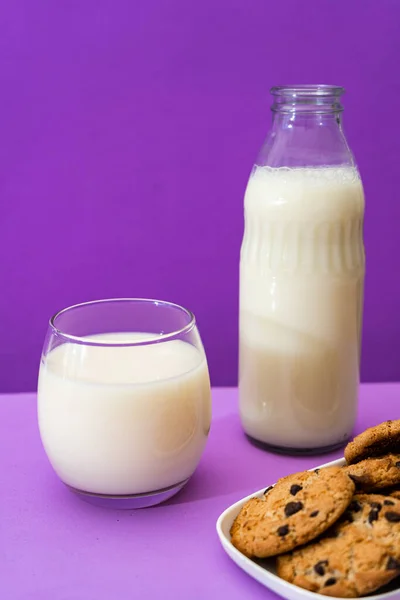 Glasflaska Och Stort Glas Med Mjölk Och Några Söta Chokladkakor — Stockfoto