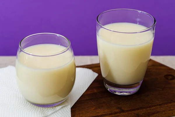 Två Glas Mjölk Olika Form Och Volym Träskiva Ett Bord — Stockfoto