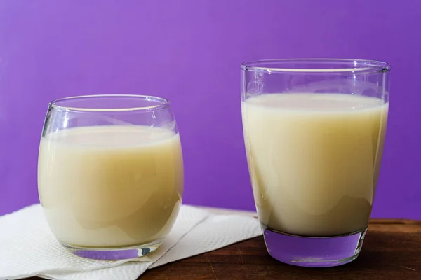 Två Glas Mjölk Olika Form Och Volym Träskiva Ett Bord — Stockfoto