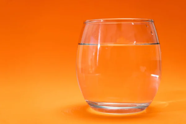 Vaso Vidrio Con Agua Purificada Sobre Fondo Gradiente Naranja Copiar — Foto de Stock