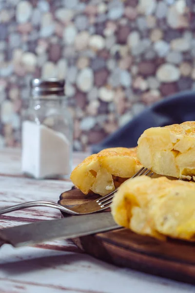 High View Plate Spanish Potato Omelette Cut Eighths Wooden Table — Stock Photo, Image