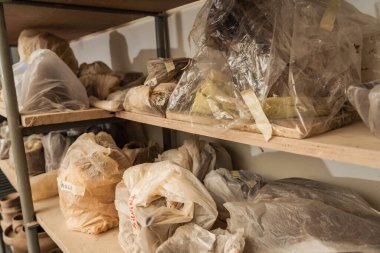 Raflar ve paketler ya da el yapımı kil parçaları fırına atılana kadar. Çamur ve gres el sanatları.