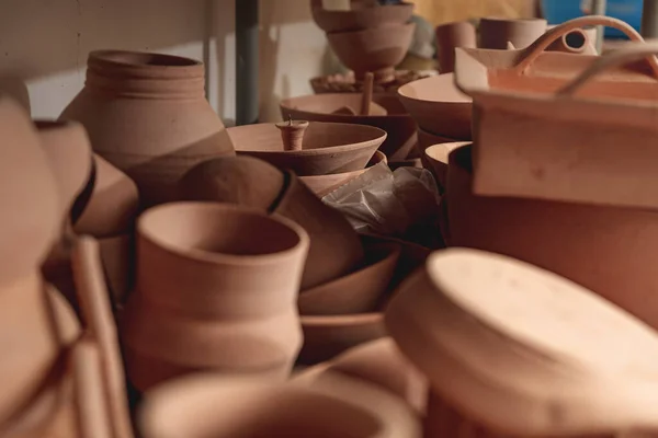Shelves Bowls Plates Jars Teapots Etc Made Clay Natural Raw — Stock Photo, Image