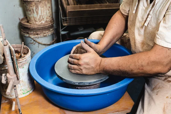 Skilled Hands Potter Working Clay Potter Wheel Clay Takes Shape — Stock Photo, Image