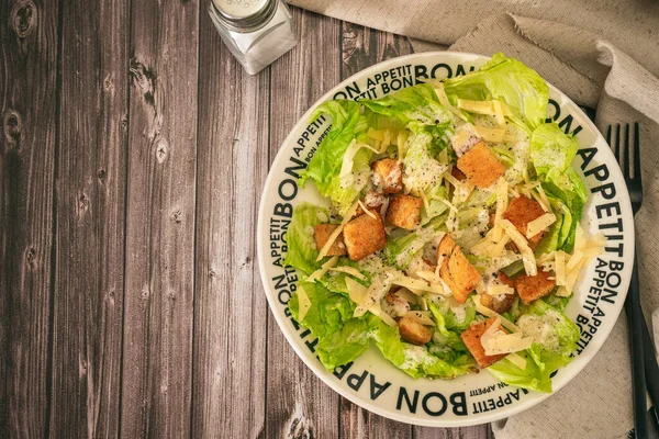 Exquisito Tradicional Ensalada César Lechuga Pan Tostado Queso Parmesano Fino — Foto de Stock