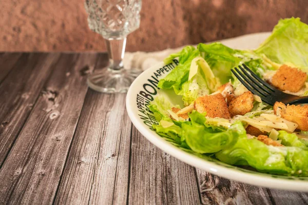 Salada Alface César Tradicional Requintada Pão Torrado Queijo Parmesão Fino — Fotografia de Stock