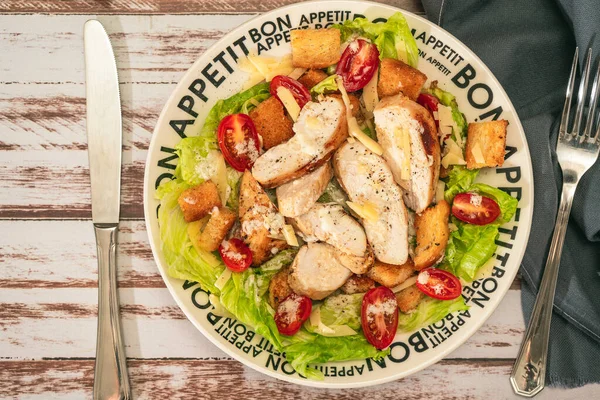 Nce Dilimlenmiş Tavuk Kiraz Domatesli Sezar Salatası Kırsal Bir Masada — Stok fotoğraf