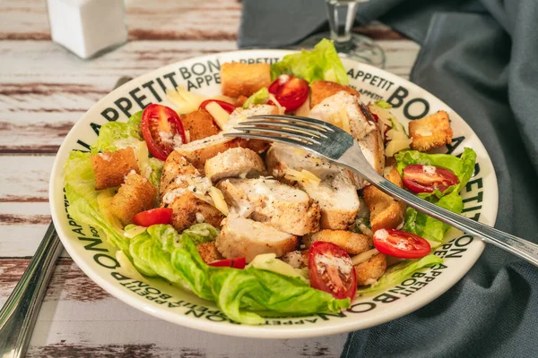 Variação Requintada Salada Caesar Com Fatias Finas Frango Tomates Cereja — Fotografia de Stock