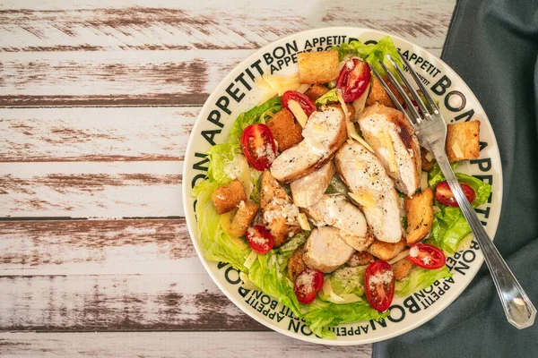 Variação Requintada Salada Caesar Com Fatias Finas Frango Tomates Cereja — Fotografia de Stock