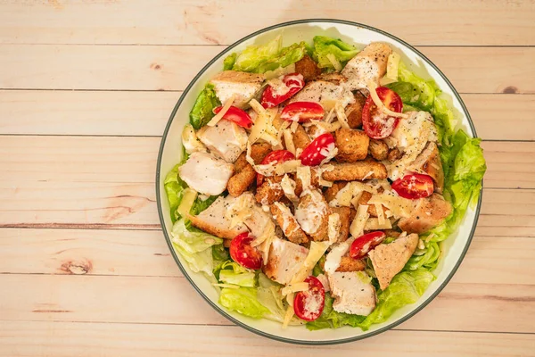 Variação Requintada Salada Caesar Com Pequenas Mordidas Frango Tomates Cereja — Fotografia de Stock