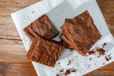 Masanın üzerinde ev yapımı çikolatalı kek kareleri. Üst görünüm.