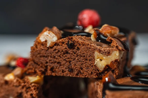 Ev yapımı çikolatalı browni kareleri, ceviz parçaları, çikolata telleri ve granola. Doğal, sağlıklı gıda konsepti.