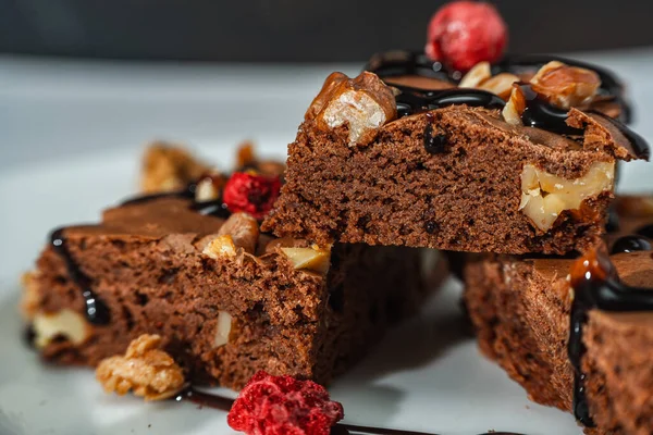 Ev yapımı çikolatalı browni kareleri, ceviz parçaları, çikolata telleri ve granola. Doğal, sağlıklı gıda konsepti.