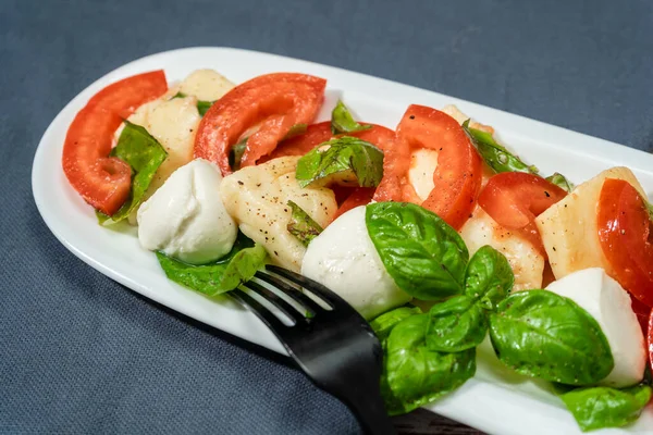 Ensalada Caprese Italiana Clásica Mozzarella Tomate Albahaca Con Aceite Oliva — Foto de Stock