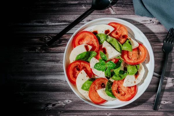 Klasszikus Olasz Caprese Saláta Mozzarella Paradicsom Bazsalikom Olívaolajjal Ecettel Fénymásolási — Stock Fotó