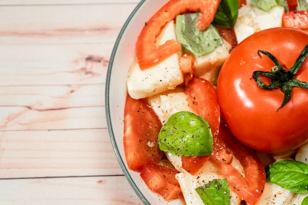 Salada Caprese Italiana Clássica Mussarela Tomate Manjericão Com Azeite Vinagre — Fotografia de Stock