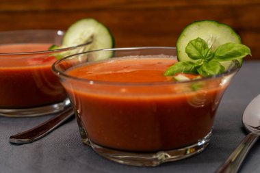 Gaspacho Andaluz ile şeffaf cam kase. Yaz veya sıcak günlerde içilen sebze ve organik çorba veya soğuk içecek. Hig Manzarası. Kapat..