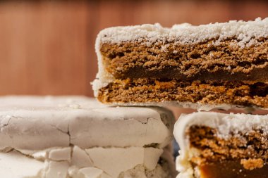 Arjantin 'in tipik beyaz alfajore' lerinin yakın çekimi. Dulce de leche ile dolu ve sert bir kaplama ile kaplı. Geleneksel yemek..